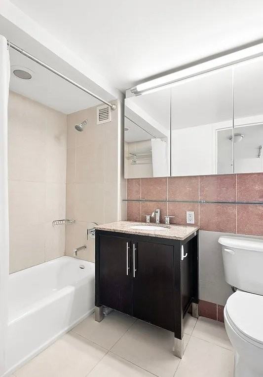 555 W 23Rd St - Photo 3 of 8