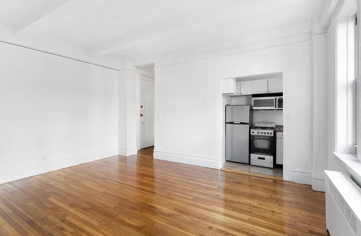 170 W 74Th St - Photo 2 of 5