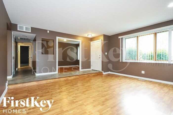 5911 Clarendon Ct - Photo 2 of 14