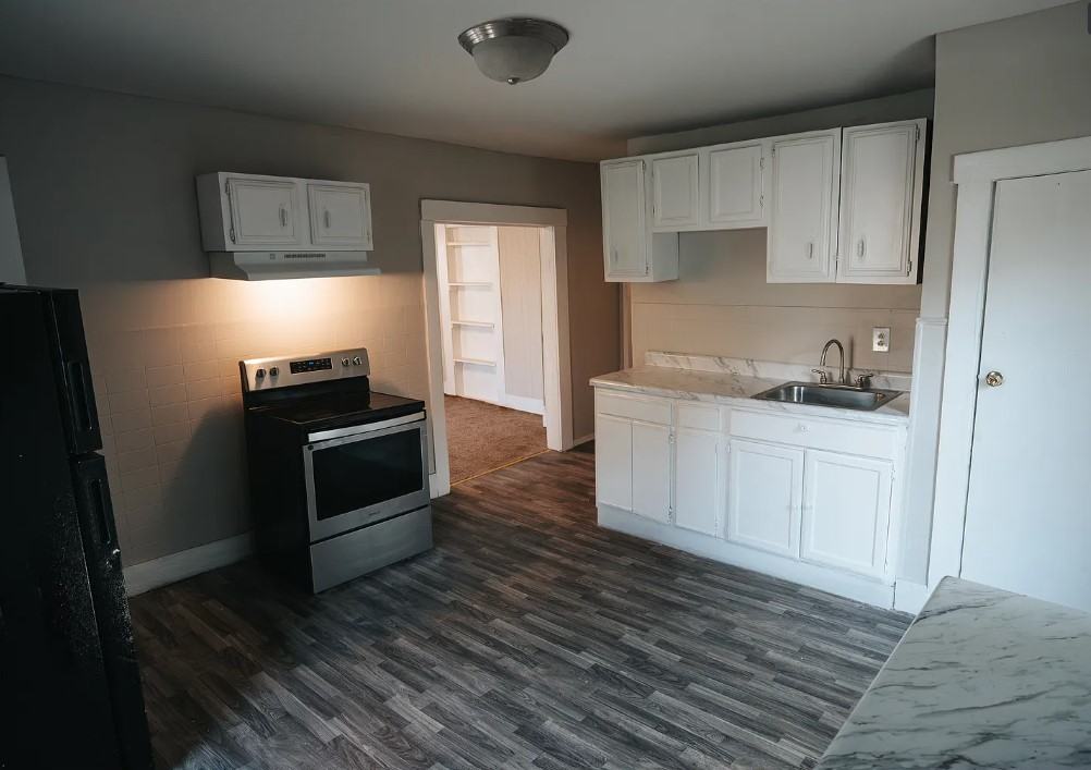 703 S Brotherton St - Photo 3 of 11