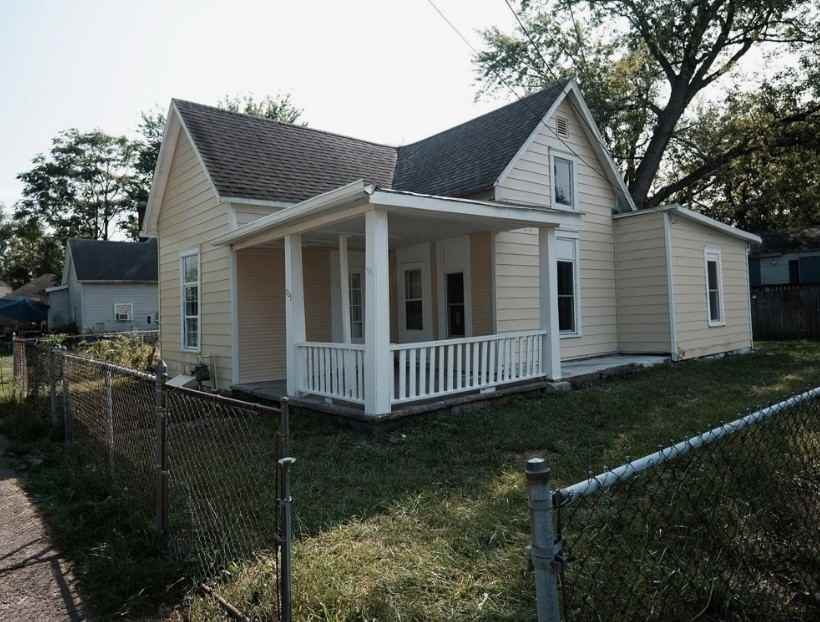 703 S Brotherton St - Photo 7 of 11