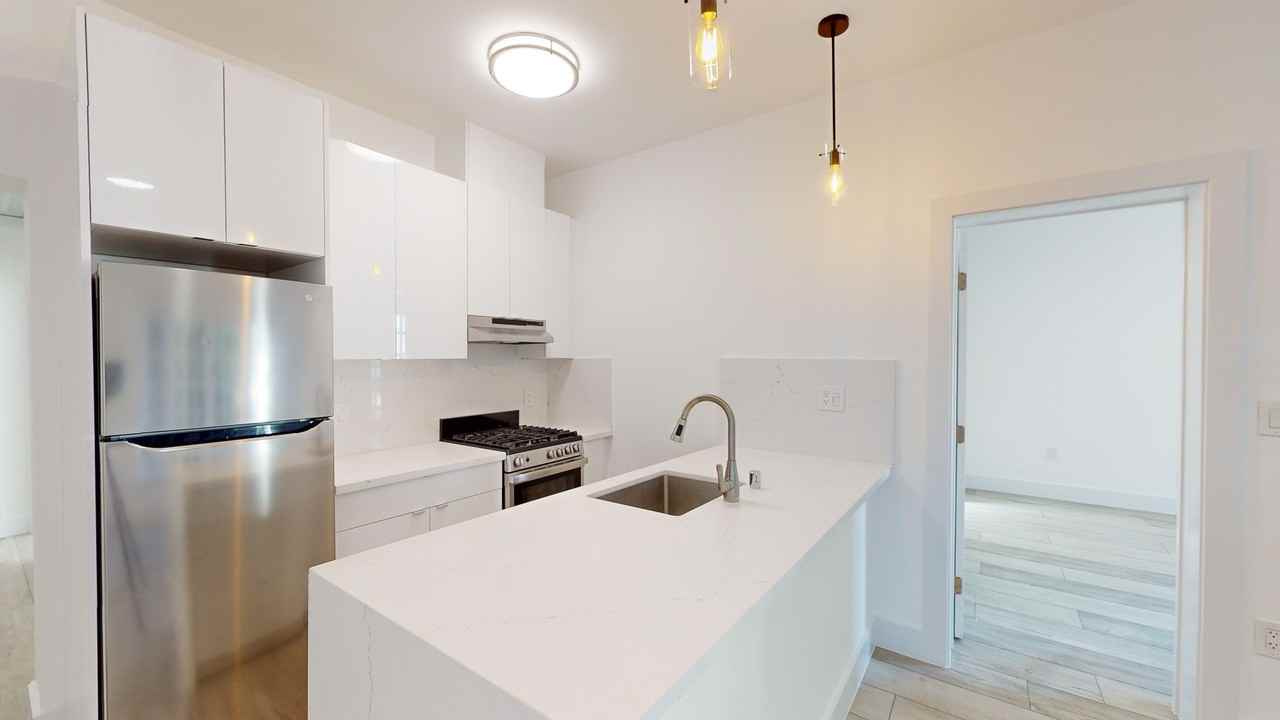 1433 Clay St #10 - Photo 4 of 34