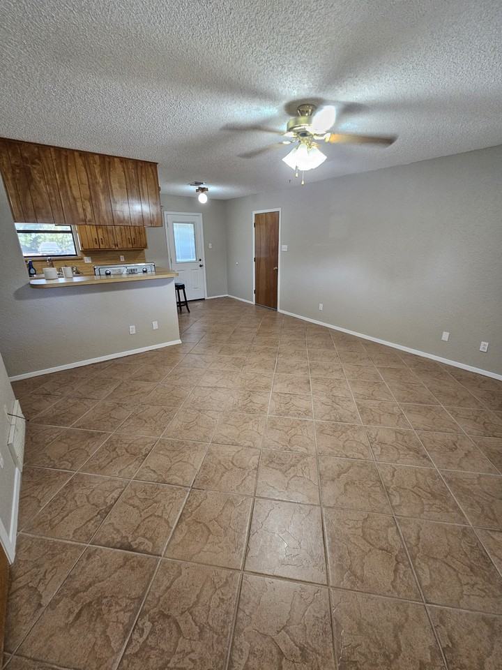 1003 Se 17th St #NA - Photo 3 of 22