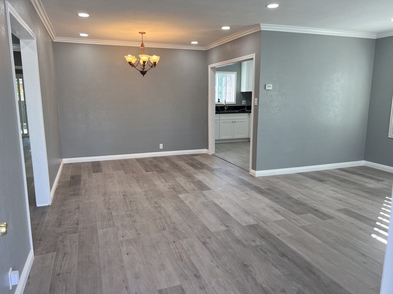 1305 S Flower St - Photo 3 of 10