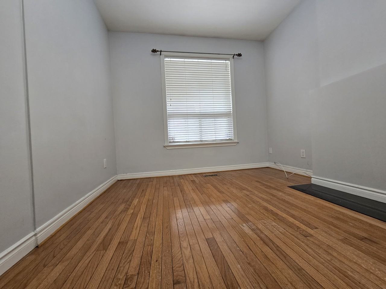 984 Ossington Avenue #Main - Photo 3 of 8