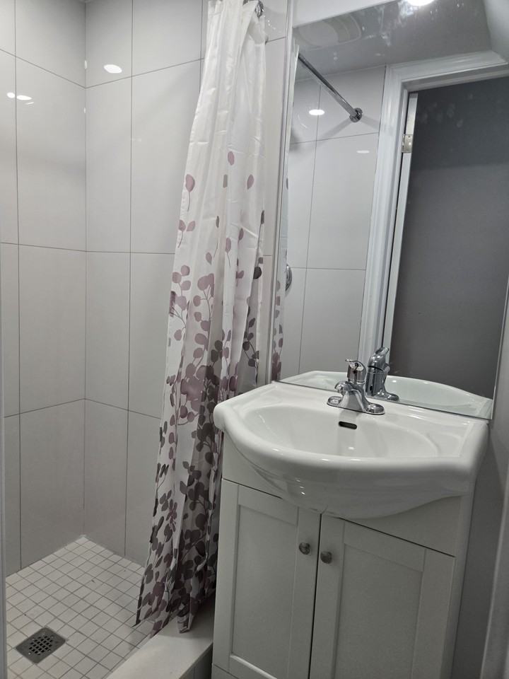 984 Ossington Avenue #Main - Photo 5 of 8