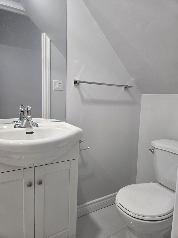 984 Ossington Avenue #Main - Photo 7 of 8