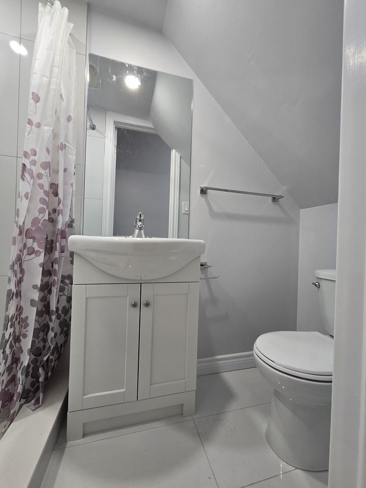 984 Ossington Avenue #Main - Photo 6 of 8