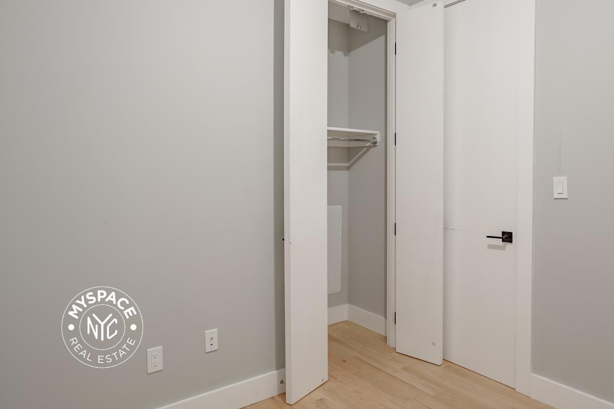 565 Saint Johns Pl #3R - Photo 3 of 6
