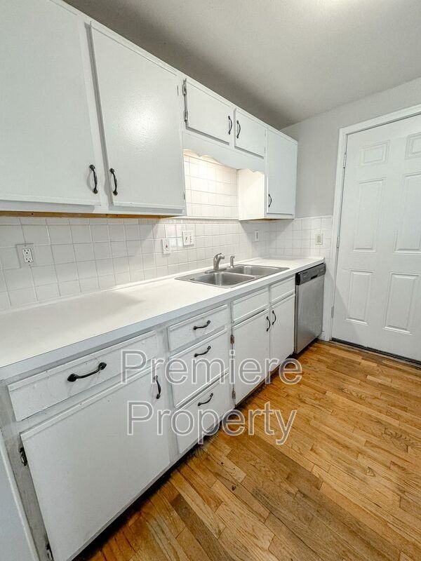 325 E 28th Ave - Photo 3 of 10