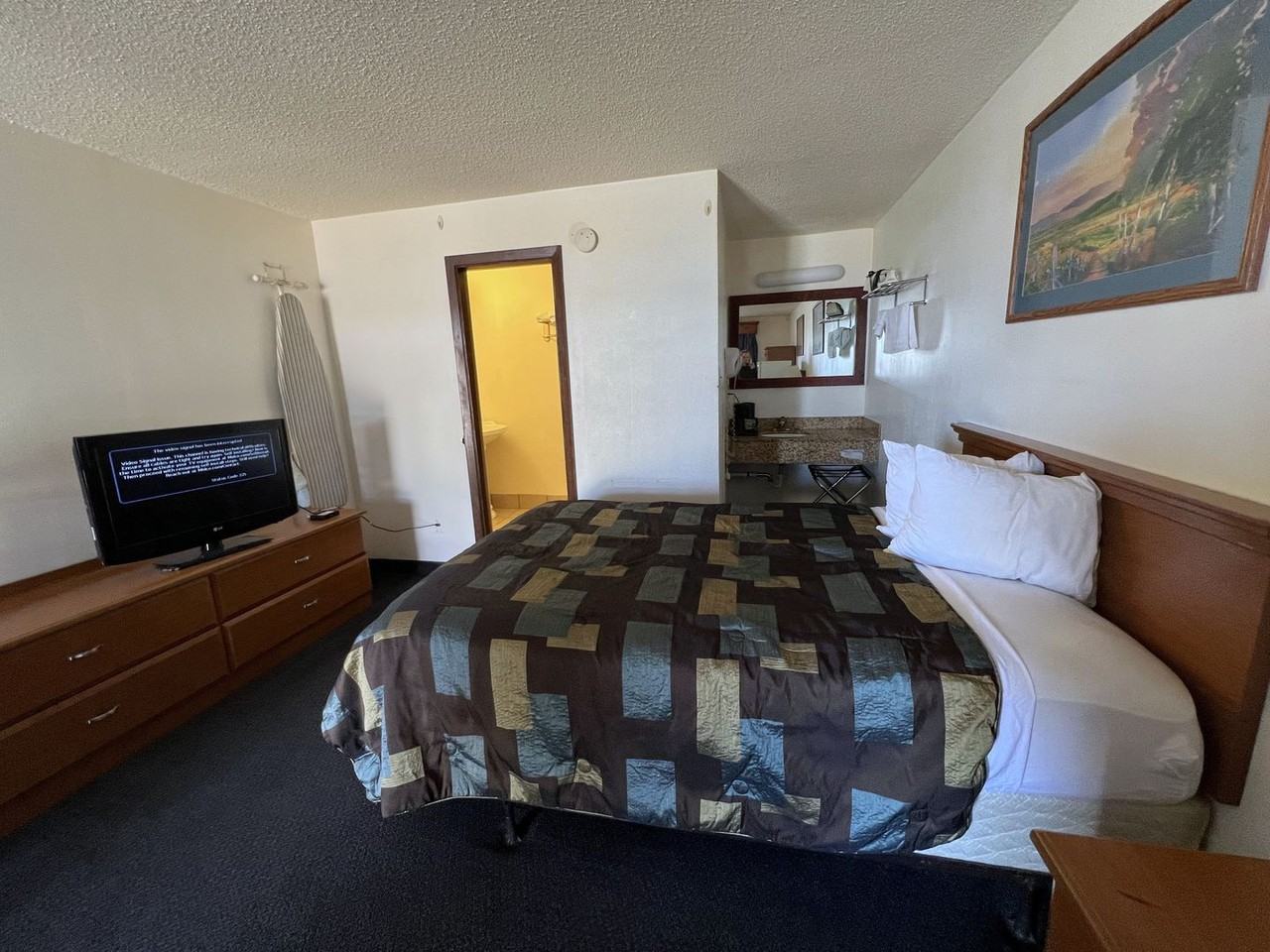 Corn Palace Inn - Photo 3 of 16