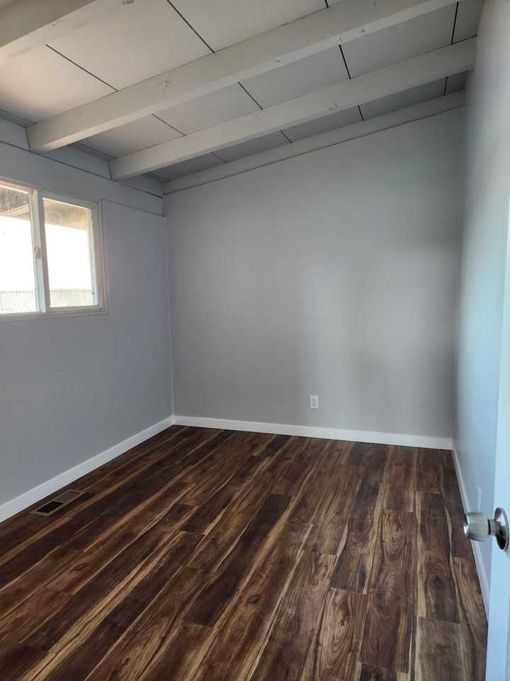 1290 Main St Se - Photo 4 of 12