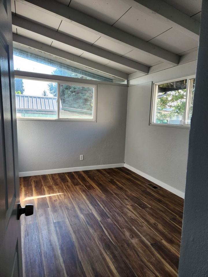 1290 Main St Se - Photo 5 of 12