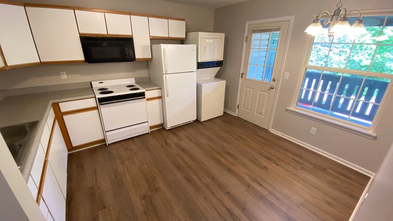 1102 Holloway St - Photo 5 of 14