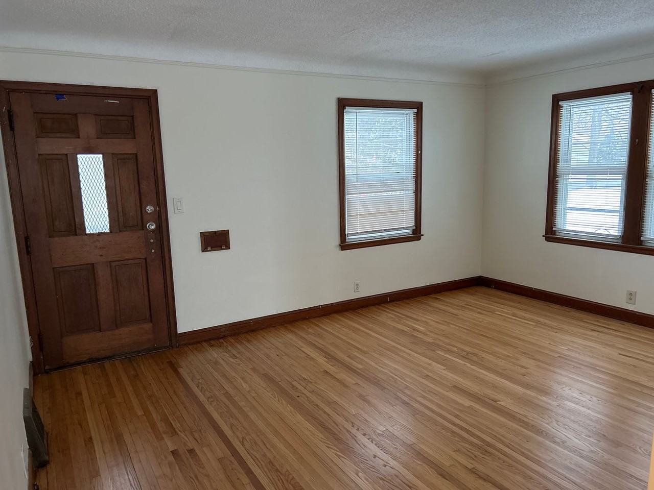 4831 Dupont Ave N - Photo 3 of 12