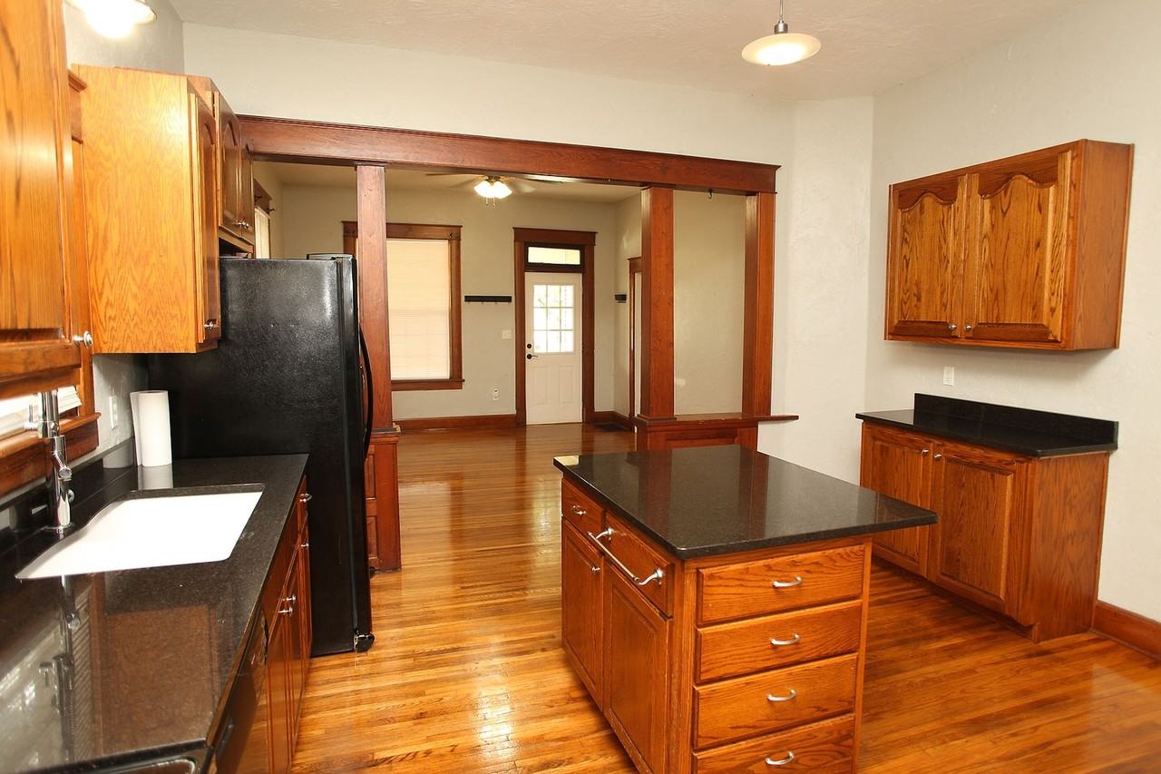1037 W State St - Photo 5 of 18