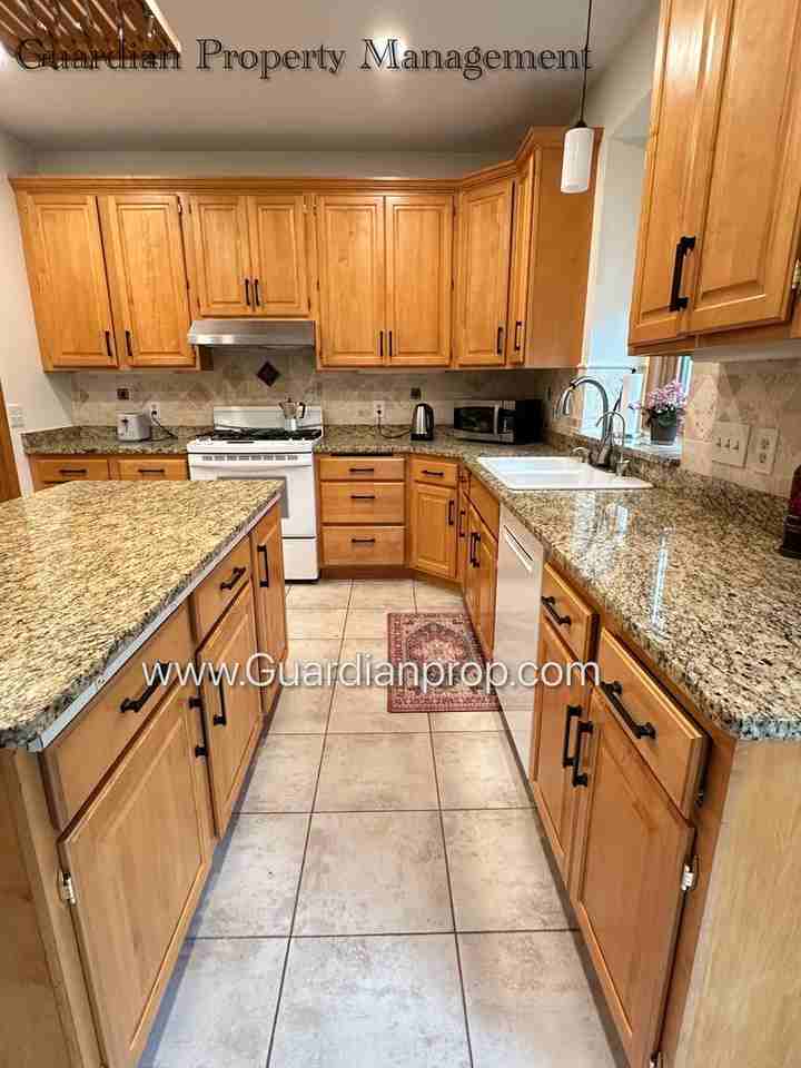 14699 Coachman Ct Ne - Photo 3 of 33