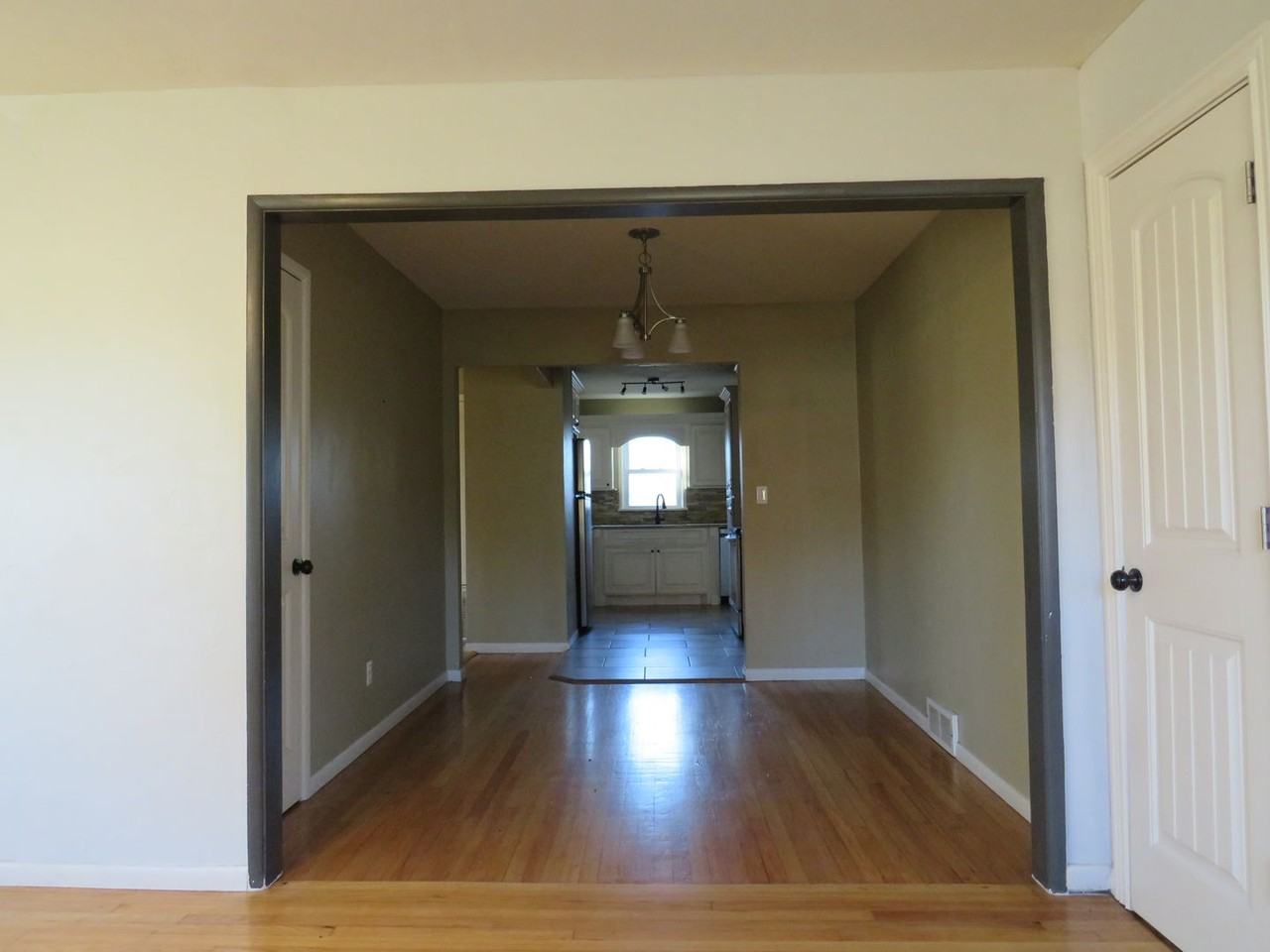 2945 Nw Euclid Ave - Photo 5 of 18