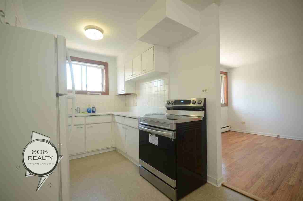 East Rogers Park Units on Juneway! - Photo 3 of 8