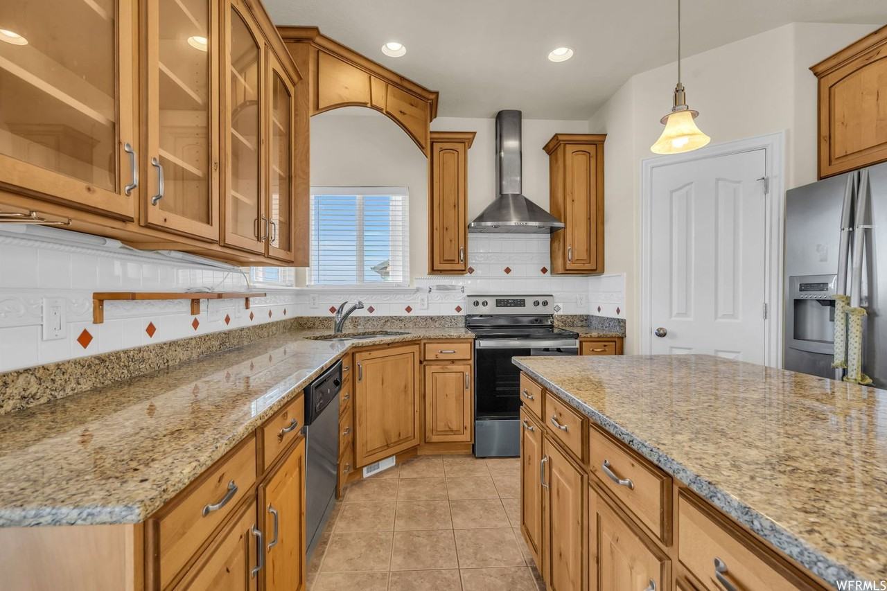236 W Stillwater Dr - Photo 2 of 38