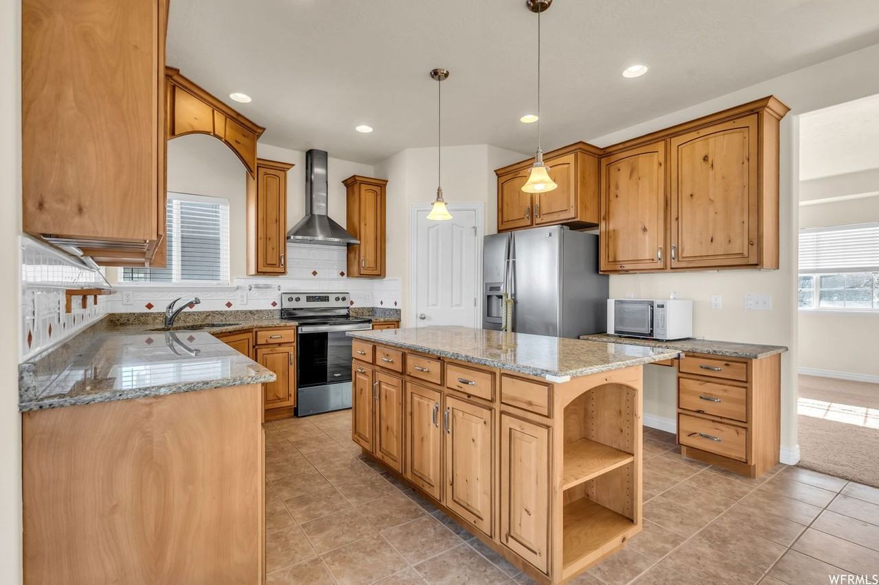 236 W Stillwater Dr - Photo 3 of 38