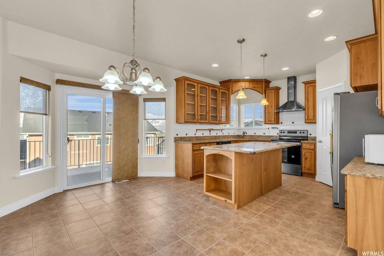 236 W Stillwater Dr - Photo 4 of 38
