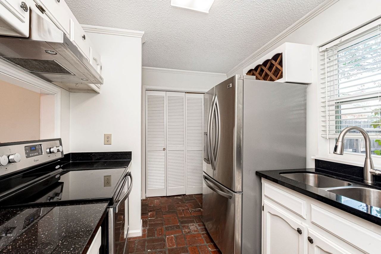 10536 N Oak Hills Pkwy - Photo 2 of 10