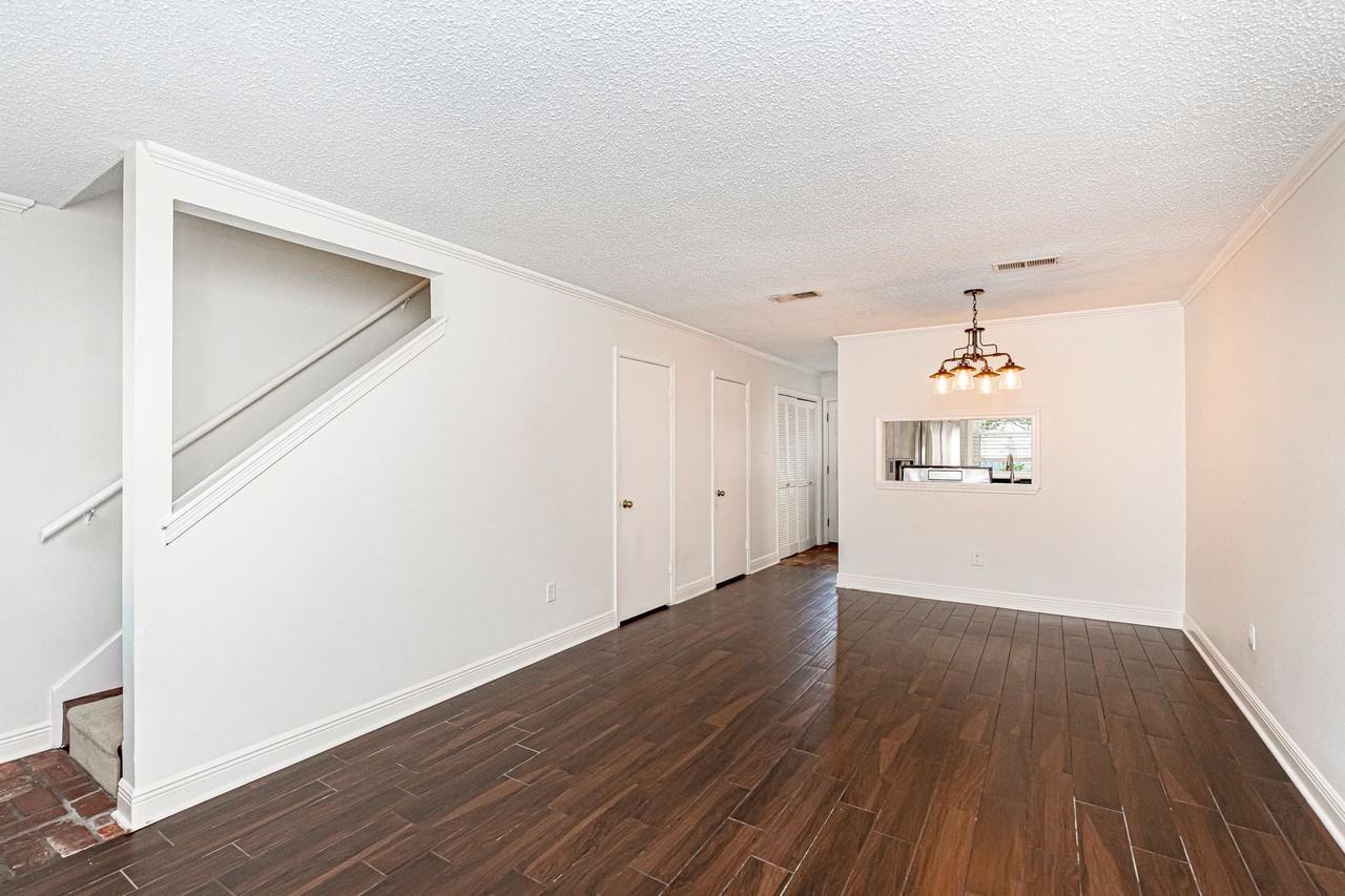 10536 N Oak Hills Pkwy - Photo 3 of 10