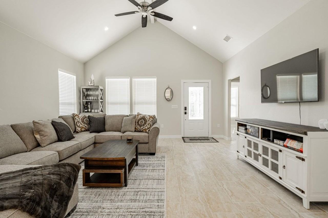 114 Sierra Madre St - Photo 5 of 34