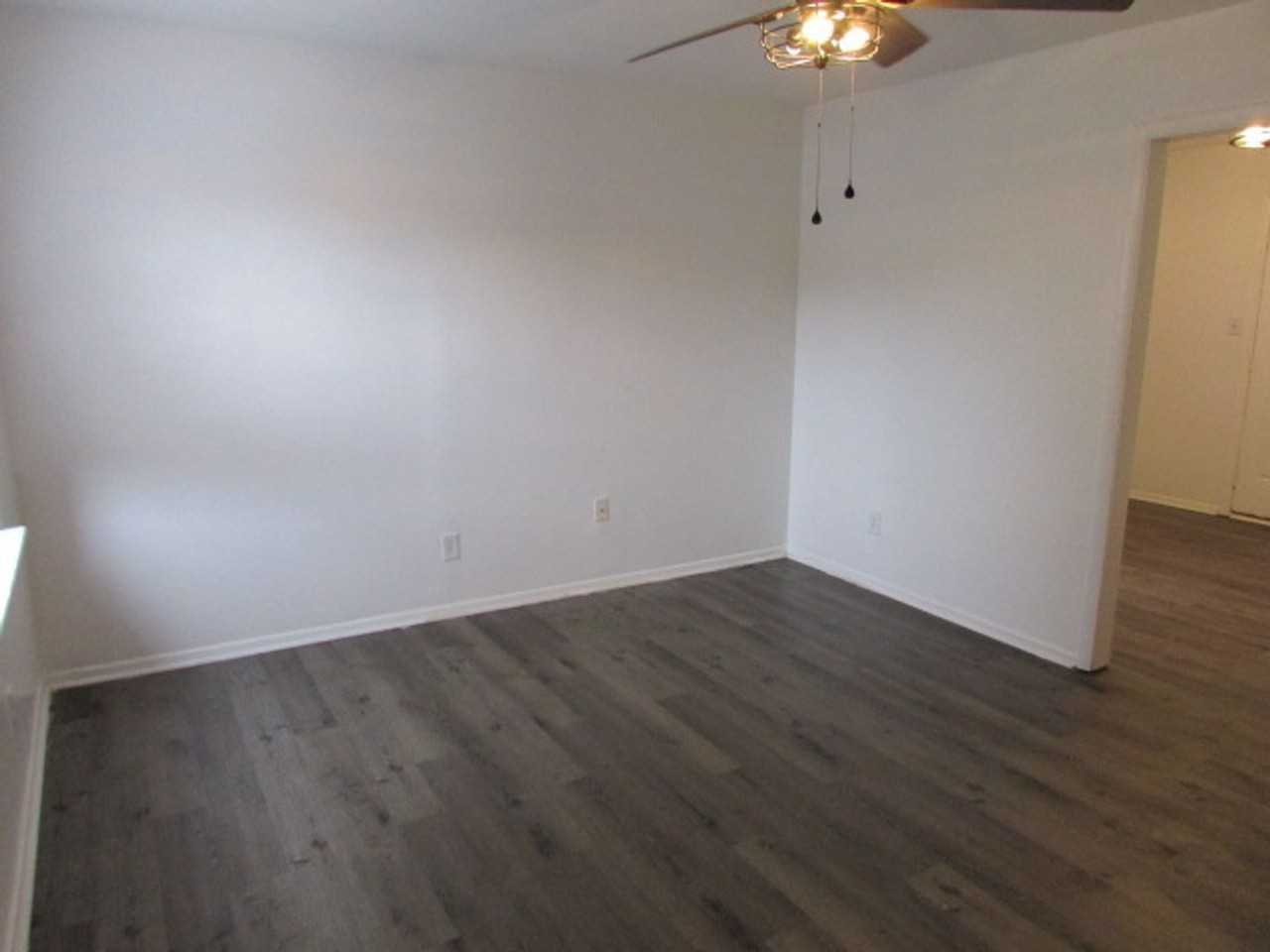 624 Elaine St - Photo 2 of 20