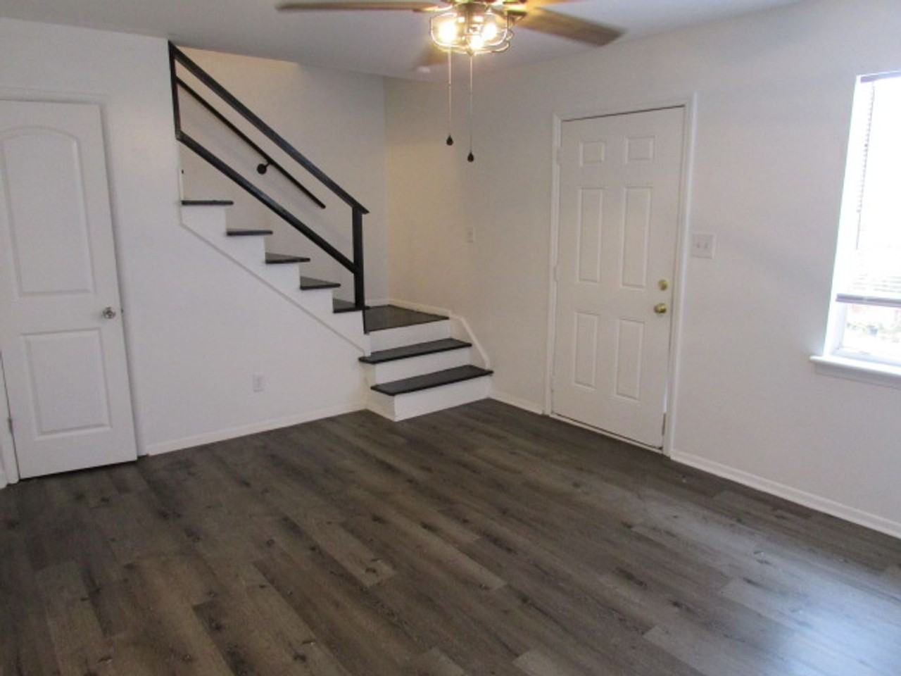 624 Elaine St - Photo 3 of 20