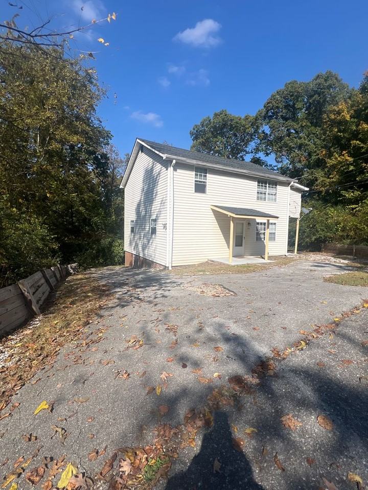 405 Red Oak Dr - Photo 2 of 10