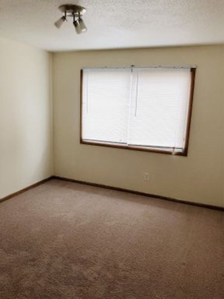 2401 Rocklyn Drive & 6820 Holcomb Avenue - Photo 5 of 21