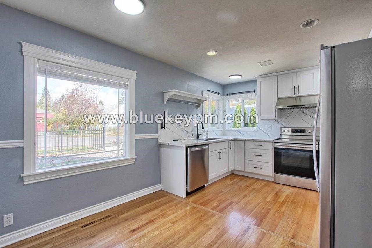 12220 Se Mill St - Photo 5 of 15