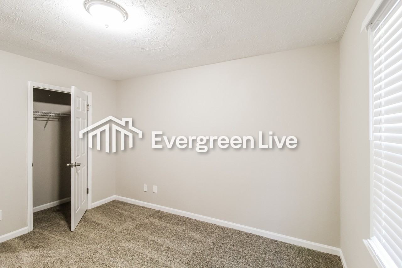 390 Springlake Dr - Photo 4 of 14