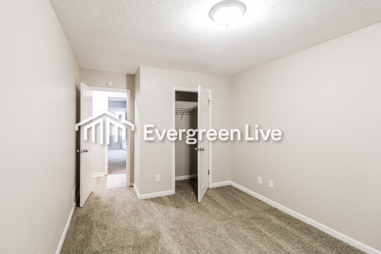 390 Springlake Dr - Photo 5 of 14