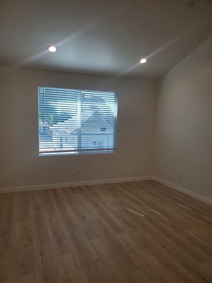 1063 E 70th Way #B - Photo 2 of 6