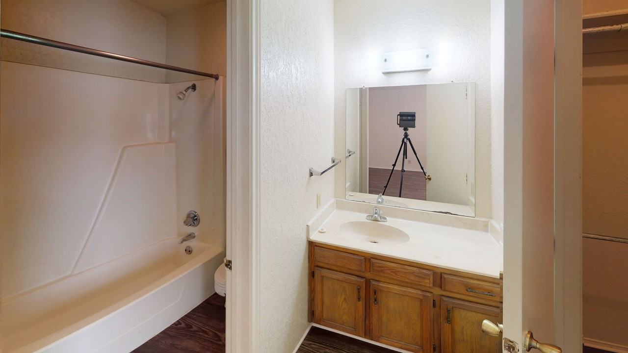 2208 Bolivar St - Photo 7 of 9