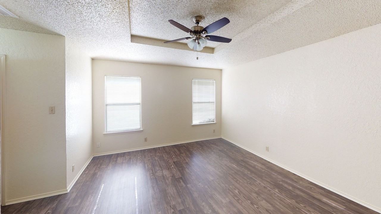 2208 Bolivar St - Photo 6 of 9