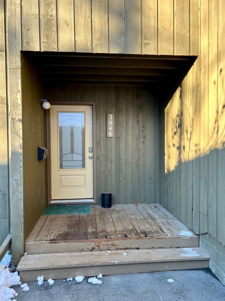 2046 Eastridge Dr - Photo 3 of 33