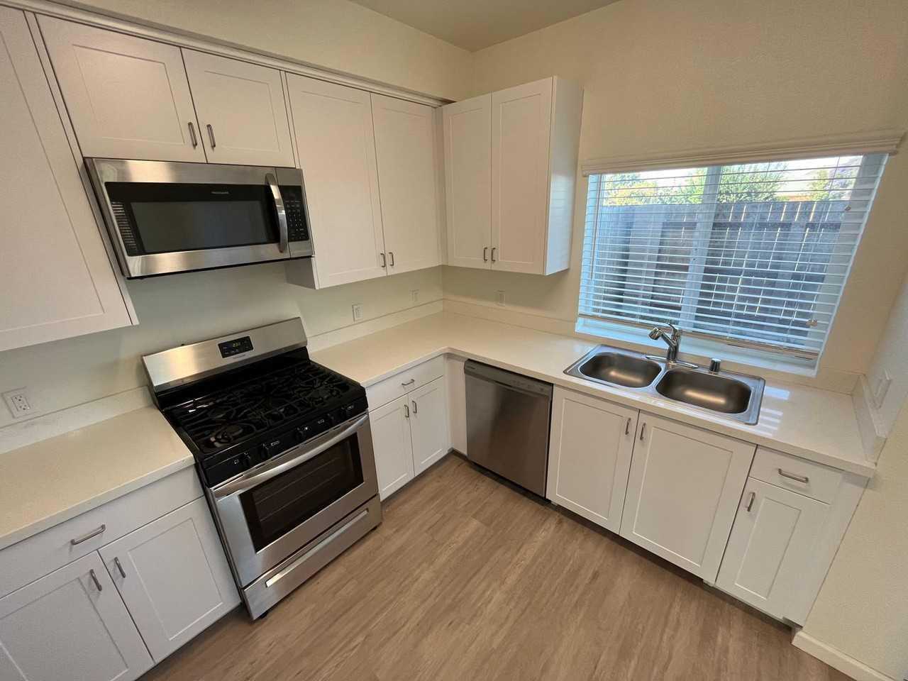 575 E Newlove Dr - Photo 6 of 19