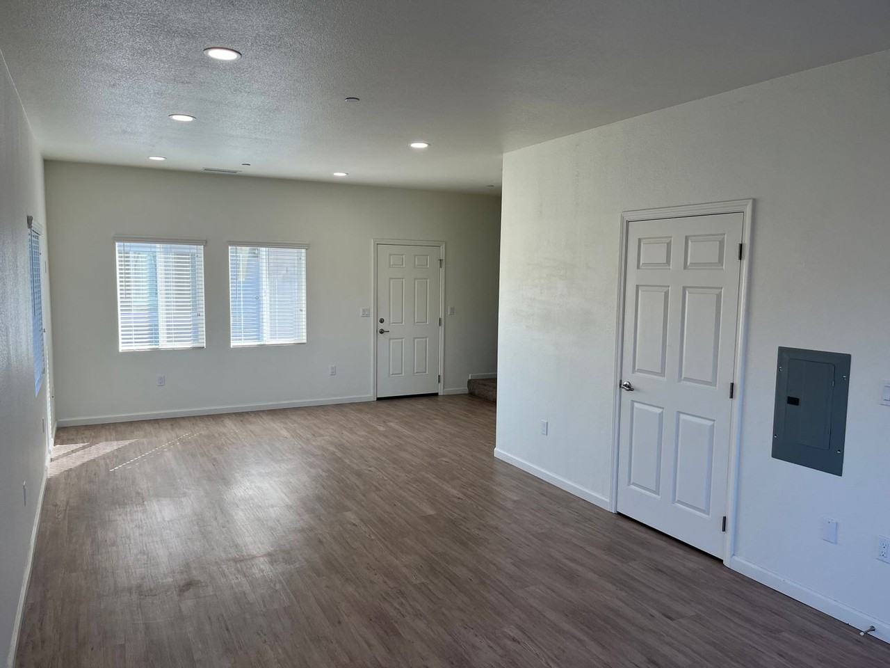 575 E Newlove Dr - Photo 7 of 19