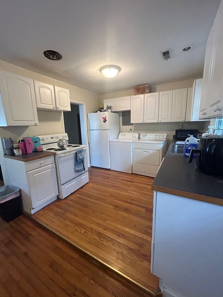 117 Greene St - Photo 4 of 9