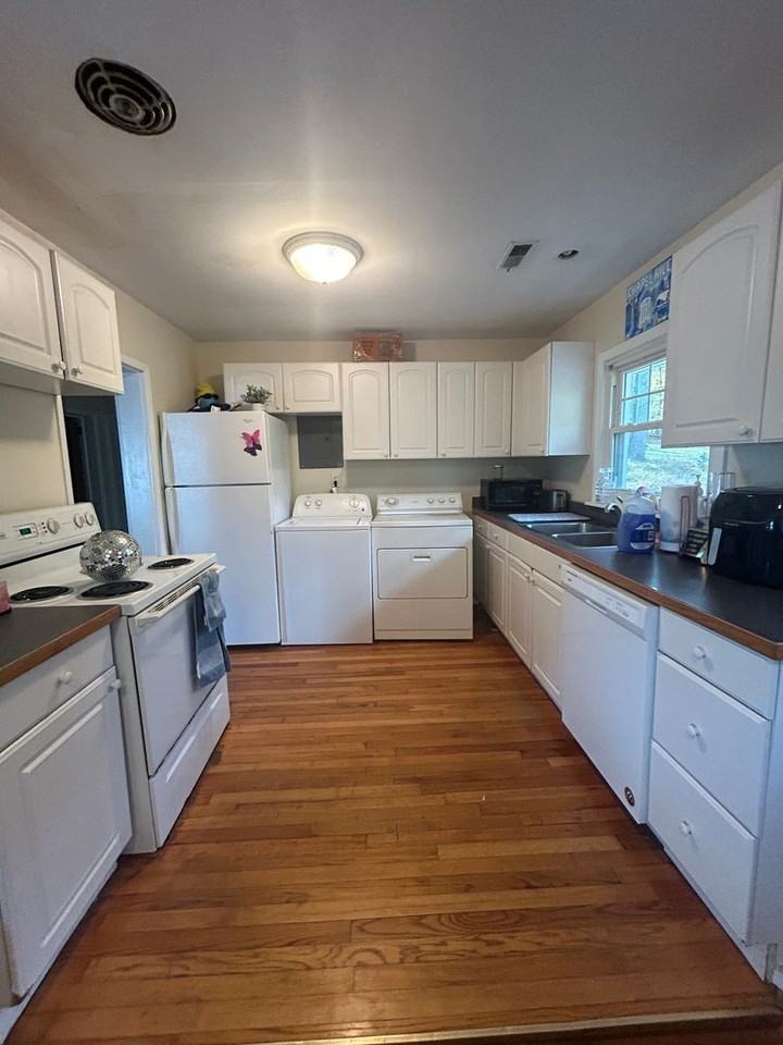 117 Greene St - Photo 5 of 9