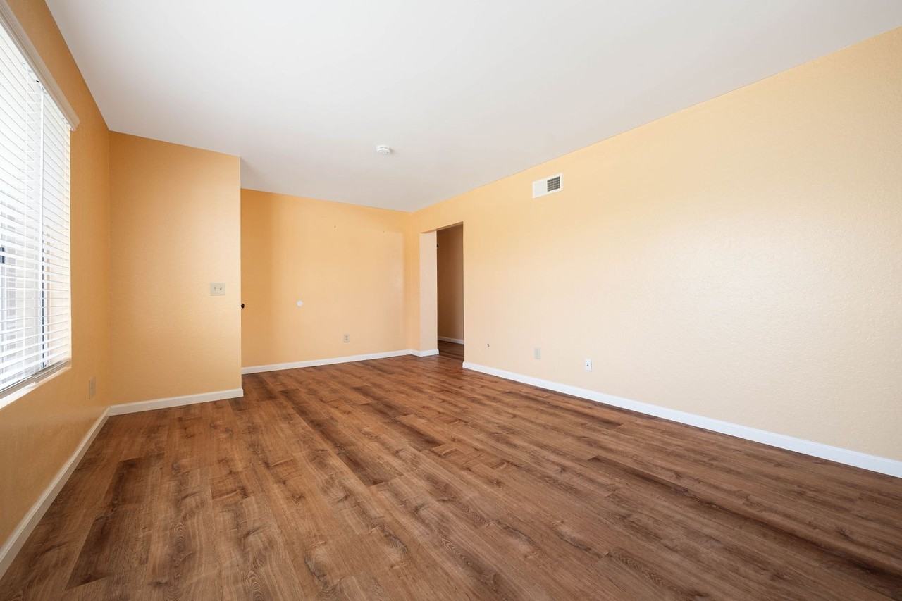 11220 Ganesta Rd - Photo 6 of 13