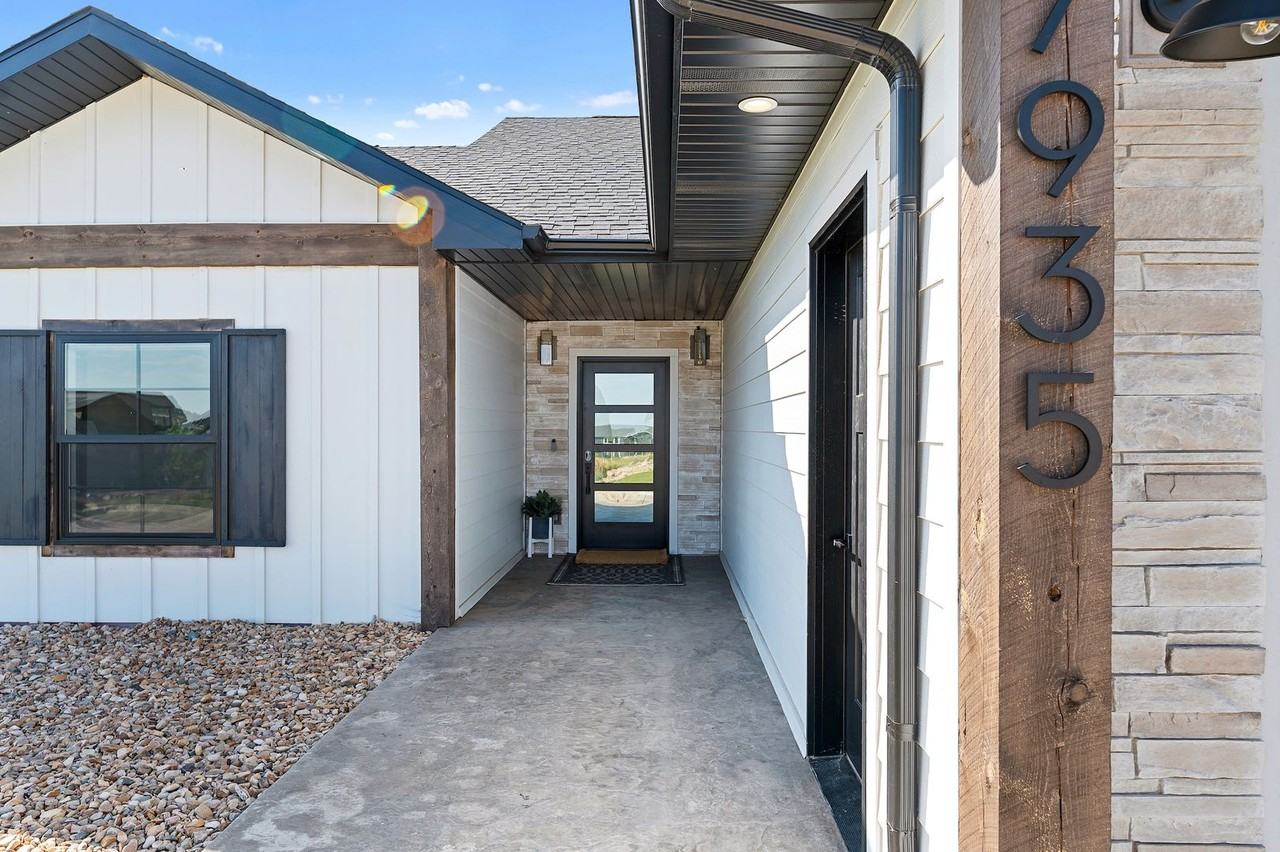 7935 Brooks Loop - Photo 2 of 40