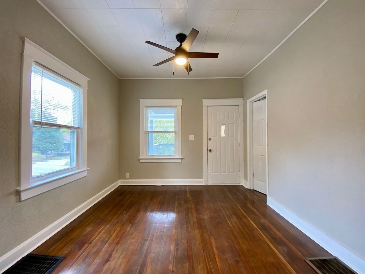 3821 E 8th St - Photo 5 of 21