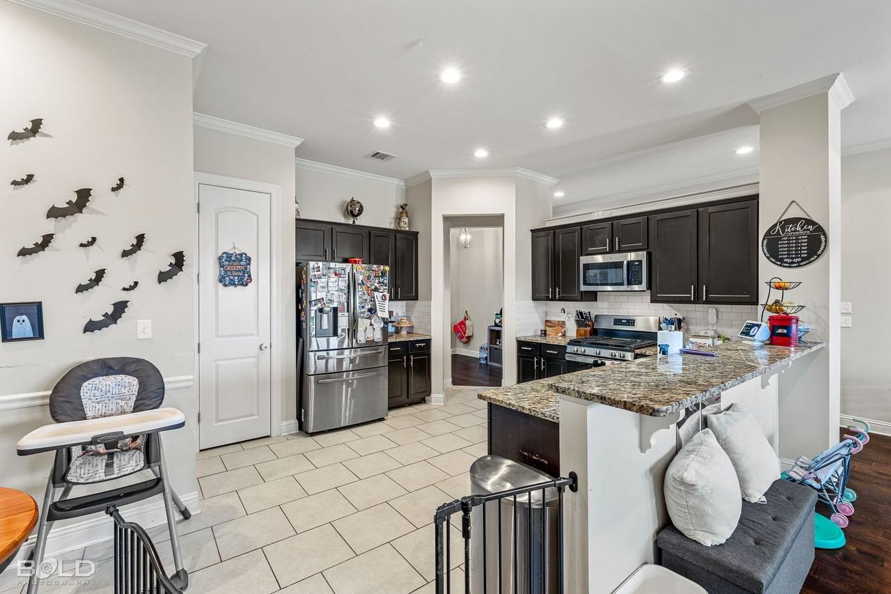 331 N Hampton St - Photo 3 of 27