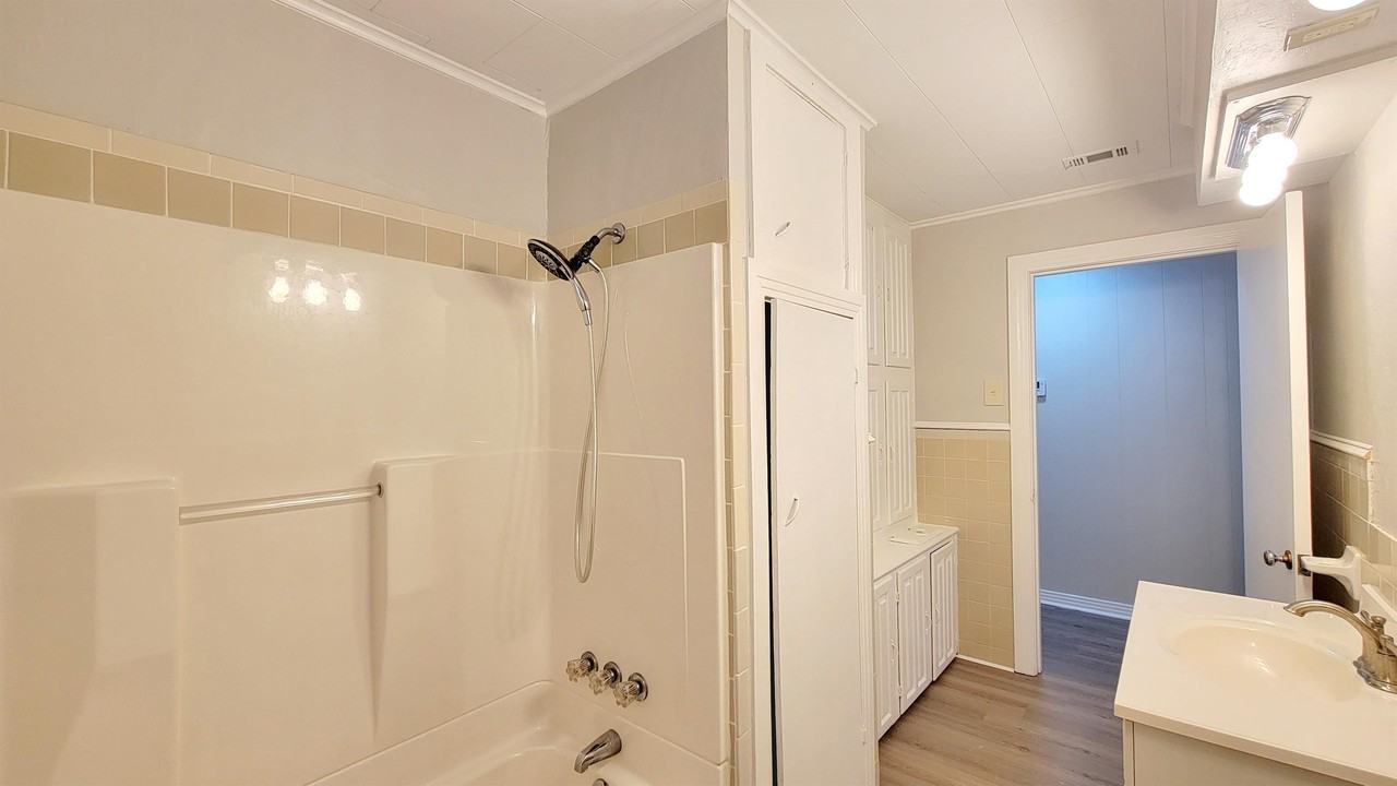 105 Windsor St - Photo 3 of 22