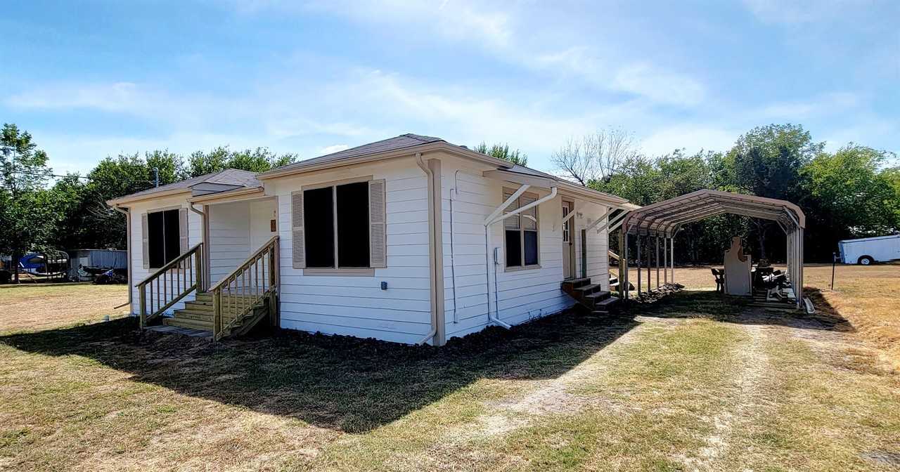 105 Windsor St - Photo 2 of 22